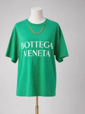 Snygg grön t shirt sommar  - Jätte fin trendy t shirt till tjejer. Snygg grön sommar färg. Använd en gång. Tag tagit bort. Storlek s/m kan va oversized men på mig som är en L/xl upplevs den tyvärr för tajt över bröstet 
