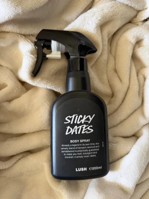 Lush Sticky Dates Body Spray 200ml - Sticky Dates Body Spray från Lush. Ca 75% kvar då den inte är för mig och inte sträcker mig efter den. Nypris 395kr