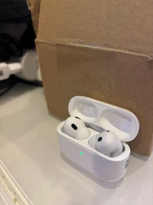  trådlösa hörlurar - Säljer ett par hörlurar  med laddningsetui. De är trådlösa in-ear hörlurar med stilren design och smidigt fodral. Perfekta för musik, samtal och träning. Klassisk  och snygg look.