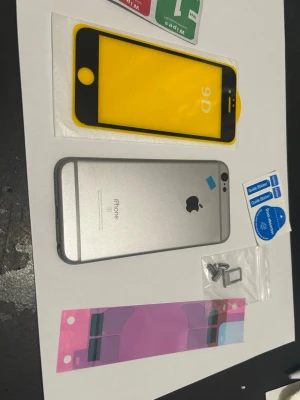 iPhone 6 S baksida / grå  - Säljer en iPhone 6 S grå baksida, en SIM-korthållare, knappar , skärmskydd och en uppsättning rengöringsdukar. baksida för iPhone 6 S, perfekt för att ersatta en skadad baksida, kontakta mig om du undrar över något