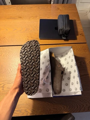 Birkenstock Boston - Birkenstock Boston  Mjuk fotbädd   Storlek EU 43 / UK 9  Endast testade  Orderbekräftelse från Birkenstock finns  Hälsningar 