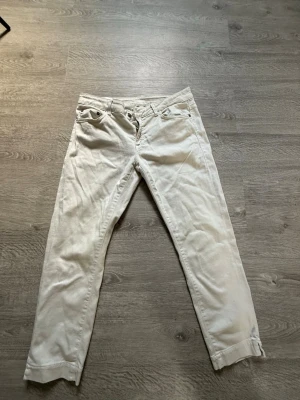 Vita raka jeans med fem fickor - Säljer ett par vita dondup jean