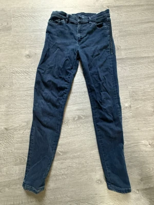 Mörkblå dondup jeans med mönster på sidan - Säljer ett par mörkblå dondup jeans från dondup med mönster på sidan