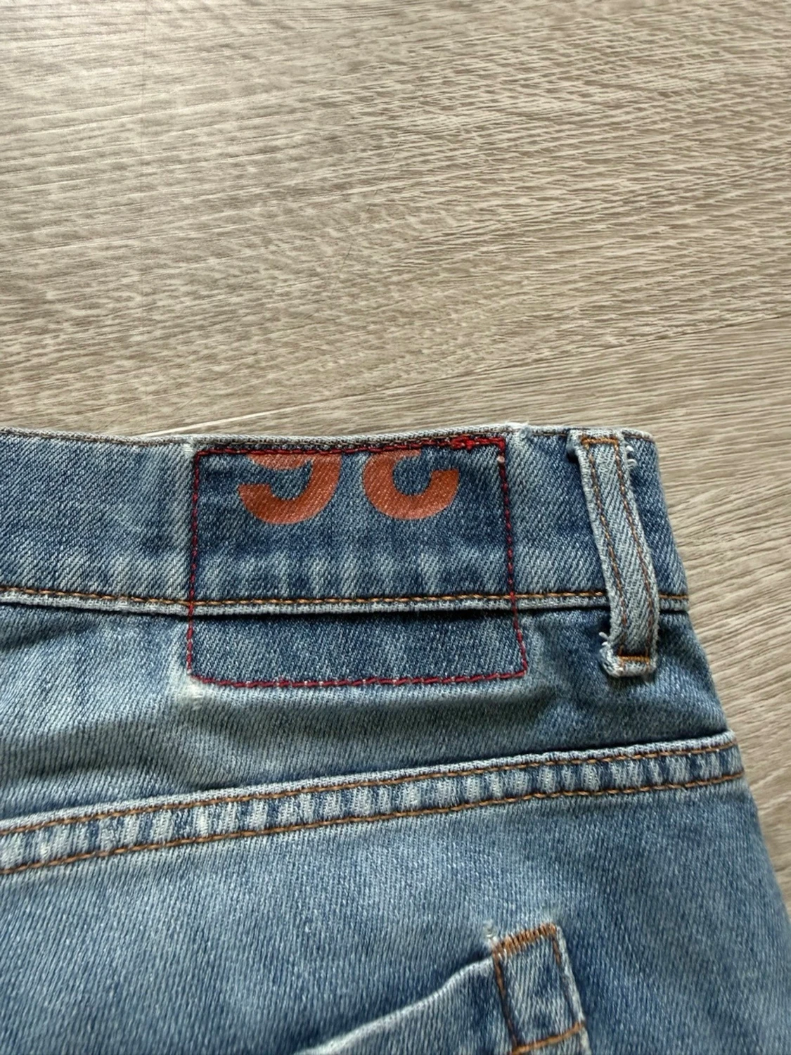 Blå slitna jeans med hål - 2
