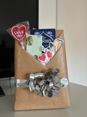 SECRET READ || Hockey romance, booktok, engelsk bok! - 📚 Blind Date With A Book 📚  Ny bok på engelska, fint inslagen som en boköverraskning. Populär BookTok-romance.  🏒 Hockey romance 🔥 Rivals to lovers❤️ Slow burn🎓 College setting  🎁 Ingår:📖 Paperback☕ Tepåse🍭 Klubba🔖 Bokmärke✨ 3 klistermärken  Vill du veta vilken bok det är eller kontrollera att du inte redan läst den? Skicka ett meddelande innan köp så hjälper jag gärna till. Perfekt som present till dig själv eller någon bokälskare! 💕