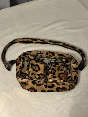 Oanvänd Núnoo väska  - Jättefin oanvänd Núnoo väska i leopard mönster. Helt i nyskick nypris runt 1899