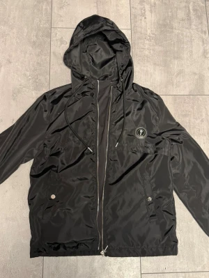 Trapstar vindjacka - Trapstar windbreaker i jätte bra skick, knappt använd jätte billigt pris