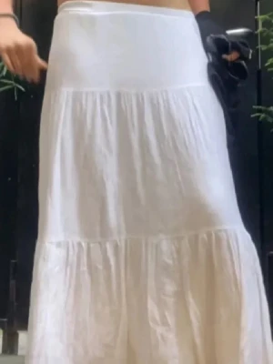 Vit långkjol i bomull - Säljer en flowy vit långkjol i mjuk bomull. Jättesnygg men passar ej mig därför säljer jag🥰