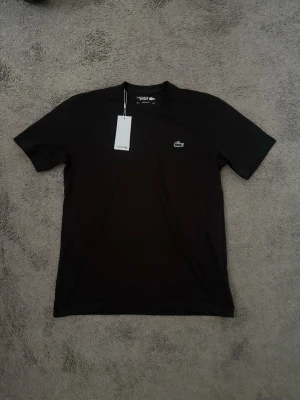Lacoste tshirt  - 10/10 helt oanvänd. Storlek S svart