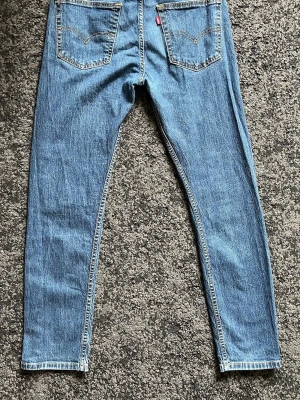 Levis 502 - Hej! Blåa Levis 502 i storlek 30/32. Passformen är slim/straight. Jeansen är som nya. Nypris 1000kr, jag säljer dem för 229. Kom gärna med frågor och priset kan diskuteras!