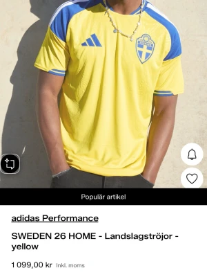 Sverige landslagströja gul adidas - Gul landslagströja från adidas med blå detaljer och vita ränder på axlarna. Tröjan har Sveriges landslagsemblem på bröstet och adidas-logga. Tillverkad i lätt och ventilerande material, perfekt för match eller träning.