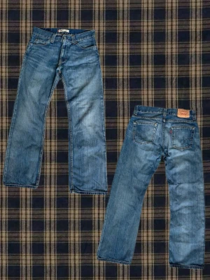 Levi’s 506 Standard jeans – blå denim - Säljer ett par snygga Levi’s 506 Standard jeans i klassisk blå tvätt. Rak passform med lätt slitna detaljer som ger en snygg och avslappnad look. Jeansen är i fint begagnat skick.