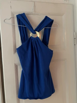 Blå topp  - Nu säljer jag denna jättefina topp från Zara! Den är perfekt för sommaren, funkar att ha till vardag och uppklätt💕