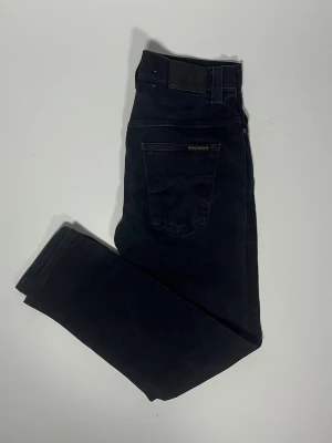Nudie jeans - Säljer ett par riktigt snygga och trendiga Nudie jeans i fint skick, storlek 29/32, vid frågor är det bara att skriva! 