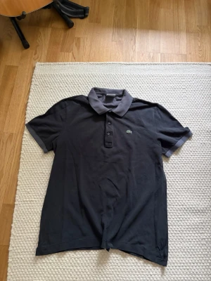 Lacoste pike - Säljer denna piké tröjan från Lacoste  Nypris: 1099kr Storlek: 6/XL Mått: Axel-Axel 44cm Armhåla-Armhåla 50cm Längd 67cm