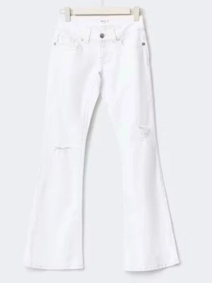 Vita bootcut jeans med slitningar - Snygga vita bootcut jeans med lätt slitna detaljer vid knäna. Jeansen har klassisk femficksdesign, låg midja och stängs med knapp och dragkedja. Perfekta för dig som gillar en trendig och avslappnad stil. Har pyttelite slitningar på botten.