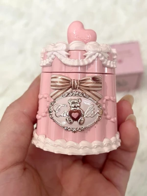 Sweetie Bear Lip Jelly JE05 - Supergullig läppstift i form av en rosa tårta med hjärta på toppen och dekorationer som rosett och nalle. Den som jag håller är min. Jag kommer att skicka en annan som är i nyskick med oöppnad förpackning.