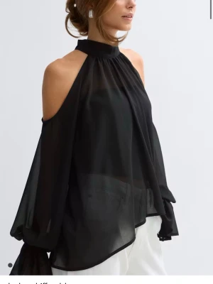 Svart offshoulder blus med vida ärmar - Boho chiffon blouse från ginatricot. Använd en gång så i nyskick. Slutsåld på hemsidan, 400kr nypris