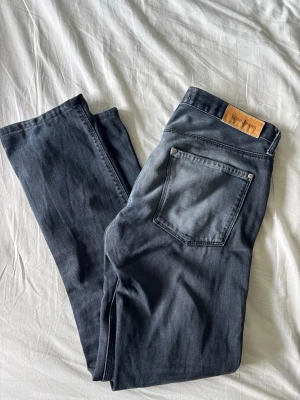 Acne jeans - Snygga acne jeans i storlek 31 sitter slim. Defekt mellan benen då de hål men lätt fix för dig som köper!