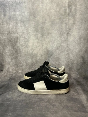 Valentino flycrews -  fint skick | Size 43,5 | fraktar inom 24 timmar | för att köpa klicka ”köp nu” | vid frågor eller funderingar är det bara att skicka ett meddelande | följare får bättre rabatter🙌