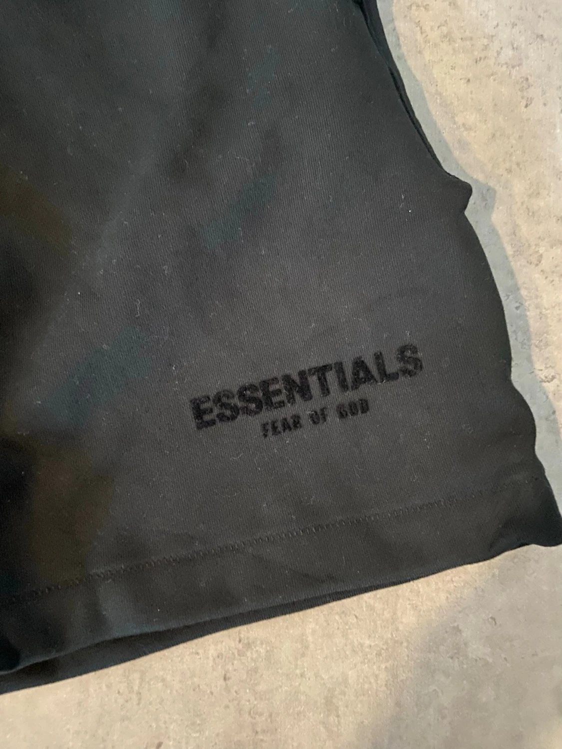 Svarta fear of god essentials mjukisshorts storlek M - 1