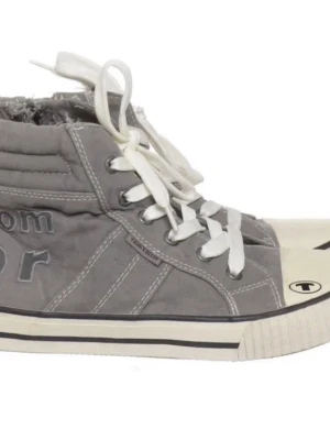 Gråa high top sneakers från Tom Tailor - Gråa high top sneakers från Tom Tailor med vit sula och vita skosnören. Skorna har broderade detaljer på sidan och en slitstark canvas-ovandel. Klassisk design med rund tå och förstärkt tåparti. storlek 39!