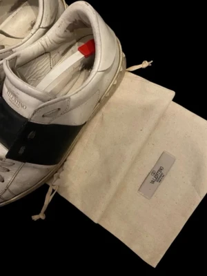 Valentino sneakers - Valentina skor storlek 43 perfekta till sommaren. Allmänt helt okej skick fram sulan är lite lös men inget man tänker på dom är också otvättade i bilderna så dom kan bli renare. ÄKTA också medkommer box och dustbag  .
