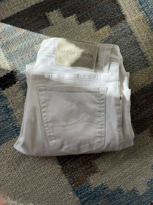 Jacob Cohen - Jacob Cohen “Bard” W33 	- Midja: 41 cm 	- Längd: 103 cm 	- Benöppning: 18 cm   💸Nypriss ”4500kr”💸