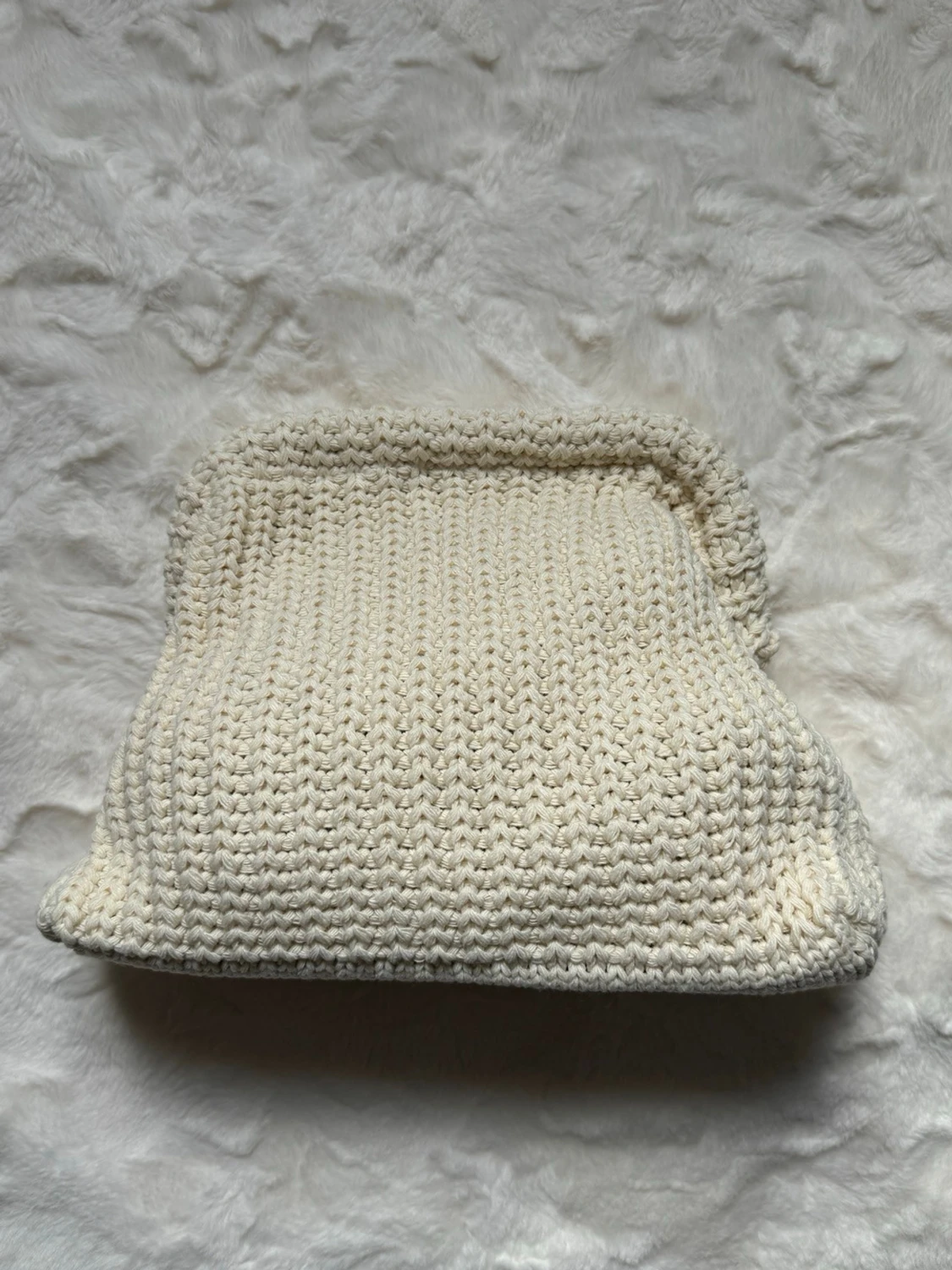 Stickad beige kuvertväska med snäckor - 3