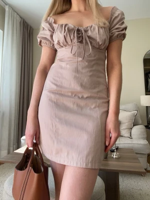 Superfin off-shoulder klänning med puffärm  - Romantisk off-shoulder klänning med puffärmar och knytdetalj. Ett elegant plagg som passar perfekt till fest, utekväll eller sommarens speciella tillfällen. I mycket fint skick!🤍Storlek S