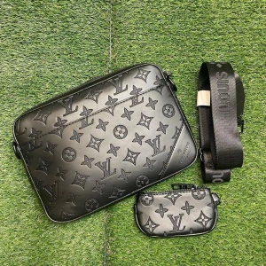 Svãrt axelväska 3 delar  - Snygg svart trio bag med klassiskt monogrammönster i präglat läder. Väskan har bred justerbar axelrem i textil med guldfärgade metalldetaljer och en matchande liten avtagbar väska. Perfekt för dig som gillar lyxig och stilren design. Fler bilder kan skickas om önskad 