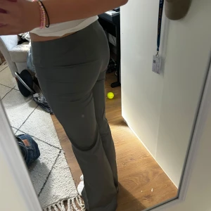 Grå bootcut byxor med låg midja - Helt nya och aldrig använda snygga grå byxor med bootcut och låg midja. De har en tight passform upptill och släpper ut vid benen!
