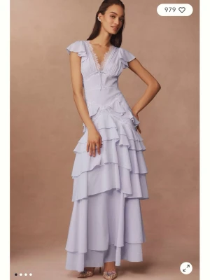 Adriana, For love and lemons storlek 10 (38) - Bröllop i sommar? Snyggast på midsommar? Romantisk ljuslila långklänning från for Love and lemons. Jag hade denna på min examen och kommer inte ha användning av den mer. Den känns för vacker för att hänga i garderoben och förtjänar ett nytt hem. Nypris 8850kr. Använd en gång. Obs att jag förkortat axelbanden då dessa var väldigt långa. Därav har jag sänkt priset, Normalt har jag storlek 38 och den satt bra (love and lemons klänningar är väldigt små i storleken). Ev passar den storlek 40 också! 