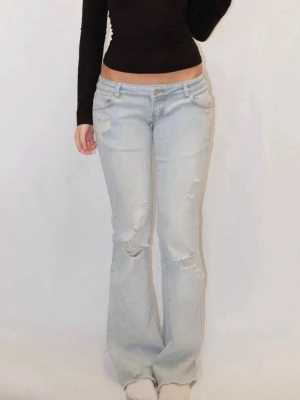 Stockholm city jeans från Juliana Studios - Säljer ett par Stockholm city jeans från Juliana Studios. Storlek S/Regular och fick hem de igår men passade inte. De är helt nya och nypris är 1 115kr men slutsålda på hemsidan (endast pre-order) därav priset. 