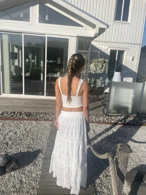 Vit långkjol med volanger  - Fin långkjol med volanger, använd en gång. Superfin till sommaren🤍Storlek M/L men sitter som en XS på mig, annars väldigt stretchig!