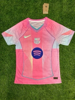  FC Barcelona tröja  Nike    S - Snygg rosa och lila FC Barcelona matchtröja från Nike med klubbmärke och Nike-logga på bröstet samt Spotify-logga i blått. Tillverkad i lätt och ventilerande funktionsmaterial, perfekt för fotboll eller träning. Unik design med grafiska detaljer och korta ärmar.