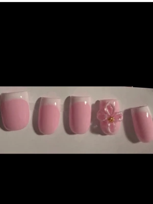 Rosa press-on naglar med blomdekor - Skriv gärna vid frågor eller beställningar, finns i alla storlekar och i kort eller medium längd!!💗💕Lim ingår och de är återanvändbara💖