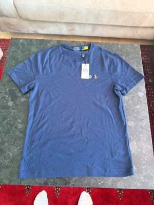 Navy blue ralph lauren t shirt  - Slim fit ralph lauren t shirt av storlek M. Aldrig använd i helt nytt skick tagg sitter kvar på den