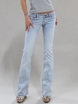 Ljusblå bootcut jeans - Snygga ljusblå bootcut jeans med klassisk femficksdesign och låg midja. Jeansen har en lätt tvättad look och är tillverkade i ett mjukt denimtyg med lite stretch för skön passform. Perfekta till sneakers eller klackar. Storlek XS Regular