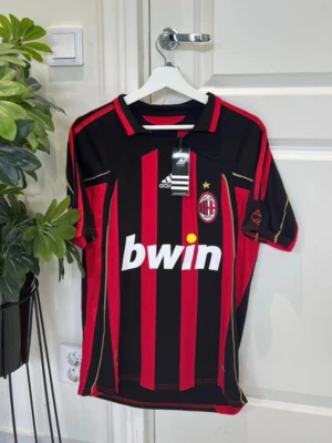 AC Milan matchtröja Kaka #22 Adidas - ⚫🔴 Ikonisk AC Milan-tröja med legenden Kaká #22 på ryggen! En riktig nostalgipärla för samlare, Milan-supportrar och fotbollsfans.  ✅ Storlek S ✅ Fint skick framtill ✅ Snygga färger och tryck ✅ Perfekt för match, samling eller streetwear  ⚠️ Observera att det finns missfärgningar/slitage på Kaká-trycket och siffrorna på ryggen (se bilder). Därav priset.  En tröja som sticker ut direkt och blir allt svårare att hitta med Kaká-print. ⚽🔥  📩 Skicka meddelande vid intresse! Först till kvarn.  #ACMilan