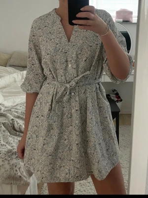 Klänning - Säljer denna fina klänning från Zara då den inte kommer till användning. 🌸