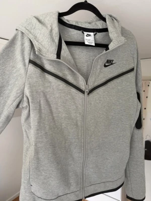 Grå hoodie med dragkedja från Nike - Kofta från Nike . Den är i barnstorlek , alltså motsvarar den ungefär xs-s. Använd 1 gång . Skick 8,5/10