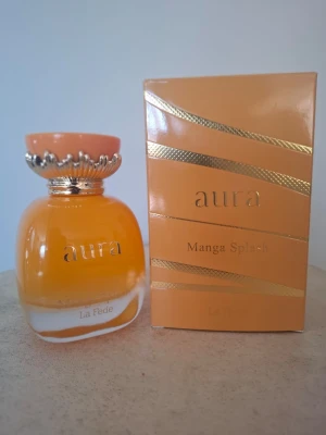 Aura Manga Splash parfym - Top notes: Mango, black pepper, blackberry Middle notes: Orris, jasmine, lotus Base notes: Vanila, icing pink, patchouli