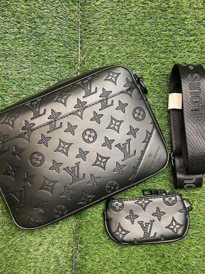 Svãrt axelväska 3 delar  - Snygg svart trio bag med klassiskt monogrammönster i präglat läder. Väskan har bred justerbar axelrem i textil med guldfärgade metalldetaljer och en matchande liten avtagbar väska. Perfekt för dig som gillar lyxig och stilren design. Fler bilder kan skickas om önskad 