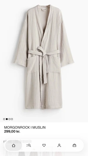 Beige morgonrock i muslin - Luftig och mjuk morgonrock i beige muslin med knytskärp i midjan och två stora fickor framtill.