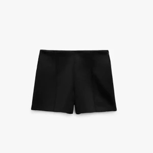 Zara satin shorts  - Festshorts i satin från Zara, i nästan nyskick🤍