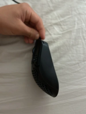  Svart gamingmus från hyperX - Säljer en svart gamingmus från Xtrfy med honeycomb-design på sidorna för bättre grepp och ventilation. Musen har två sidoknappar och ansluts med kabel. Perfekt för dig som vill ha snabb respons och lätt vikt när du spelar.