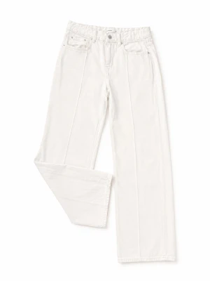 Vita raka jeans med pressveck - Vita jeans i en tidlös modell som ger den perfekta Copenhagen style-känslan. Lätta att styla för en effortless look och passar lika fint till linne, skjorta eller stickad tröja. Perfekta till sommaren och en stilren, minimalistisk garderob. Ord pris: 500 Storlek 36. Fint skick. 🤍