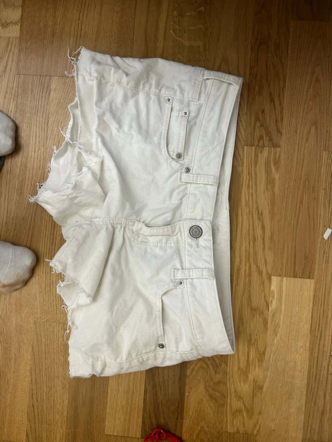 Vita denimshorts med fransig kant - 2