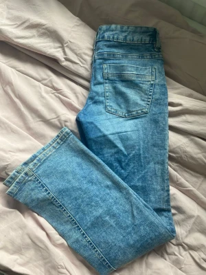 Blåa bootcut jeans - Fina blåa, bootcut low waist jeans. De är från gina tricot i strl 164. Väldigt fint skick. (Skriv om mått)